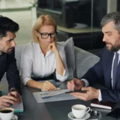 Reunión entre asesor inmobiliario y propietarios para vender una vivienda
