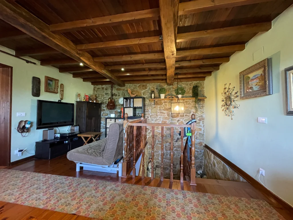 SALON-ESCALERA